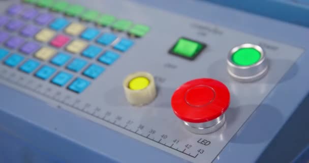 Dachshund pressiona botão LED várias vezes no painel de controle — Vídeo de Stock