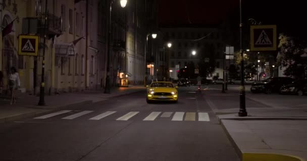 Compañía borracha conduce amarillo Ford Mustang a lo largo de la ciudad de la noche — Vídeos de Stock