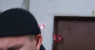 Takma bıyıklı bir adam etrafına şüpheyle bakıyor.