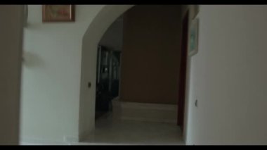 Birileri gergin bir şekilde koca dairenin odalarında dolanıp bir şeyler bulmaya çalışıyor. Bir insan geç kalır, bu yüzden işe gitmek için acele eder ya da bir toplantıya, birinci şahıs görüşü