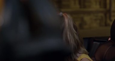 Sarhoş genç kadın, gece partiden eve dönerken üstü açık arabada yolcu koltuğunda uyuyakalıyor. Sarışın kendine geldi ya da uyandı ve nerede olduğunu bulmaya çalışıyor.