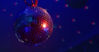 Ayna şeklinde dönen disko topu odadaki tavana ağırlık veriyor. Rengi maviden kırmızıya değiştiriyor. Parlak ışıklar duvarda titreşiyor. Gece partisi kavramı