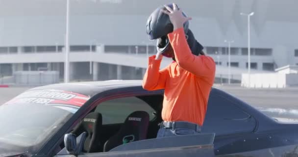 Professional racer puts on helmet getting in car for drift — Stock Video