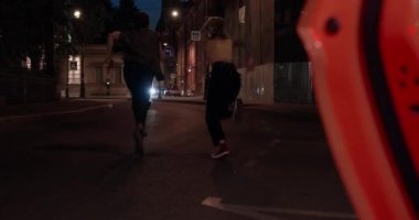 Genç çift araba çalmak istemiş ama biri polisi aramış ve olay yerinden kaçmışlar. Düşük açıdan bakmışlar. Zorlu gençler, ebeveynlerinin arabasını sormadan aldılar ve kaza yaptılar.