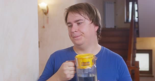 Homem gordo com filtro de água vai para outro quarto — Vídeo de Stock
