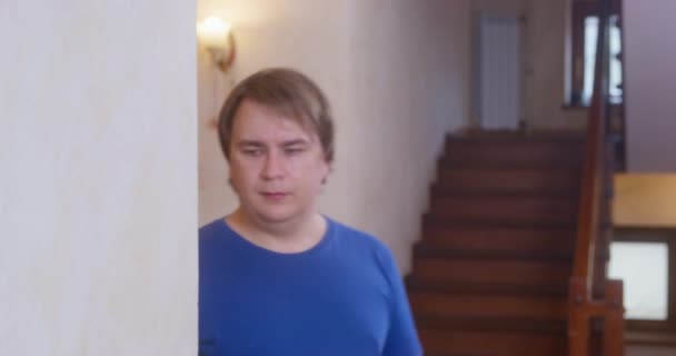 Kimerült kövér ember besétál a szobába, hogy szívességet tegyen otthon. — Stock videók