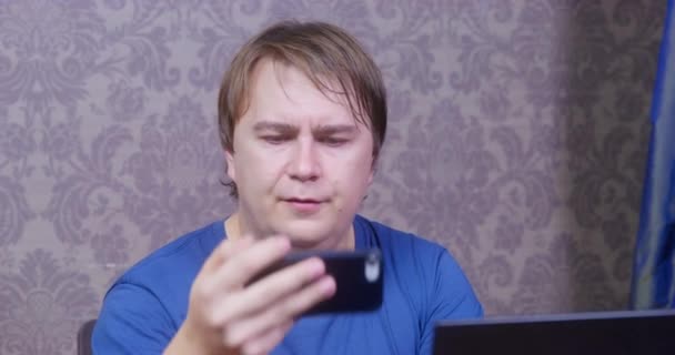 Pump man blir rädd tittar på skärmen av mobiltelefon — Stockvideo
