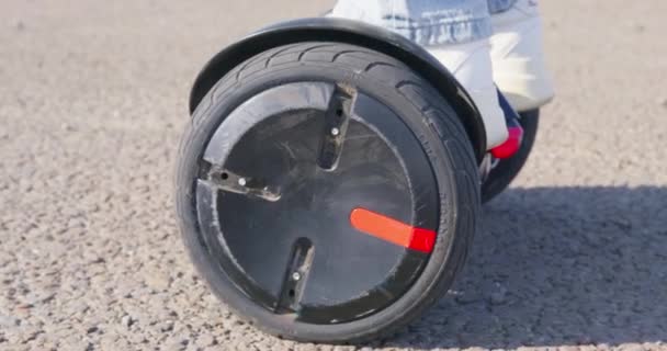 Vrouw leert hoverboard te rijden met gemarkeerde wielen op de rails — Stockvideo