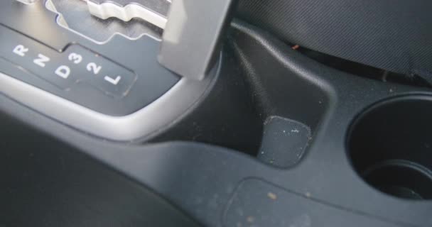 Рабочий удаляет грязь из коробки передач и отверстий в автомобиле — стоковое видео