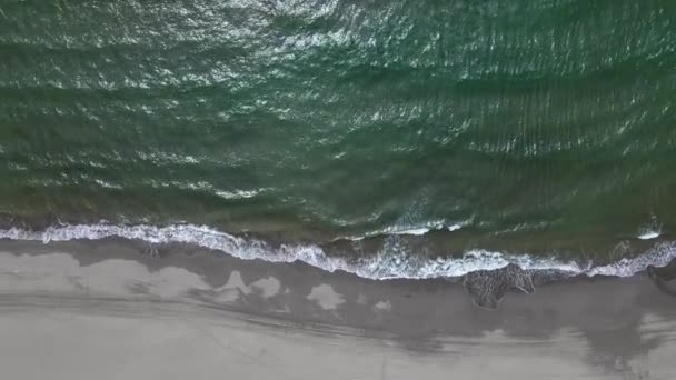 Nagy végtelen tenger hullámok sűrű fehér hab roll ON strand nedves homok a tengerparton kora nyáron reggel felső nézet. — Stock videók