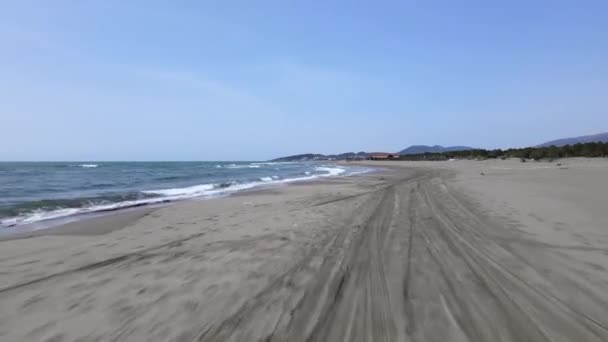 Longa praia de areia com edifícios e atracções turísticas — Vídeo de Stock