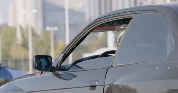 Επαγγελματίας δρομέας σε προστατευτικό κράνος κάθεται στο αυτοκίνητο drift — Αρχείο Βίντεο
