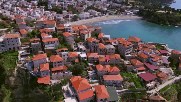 Drone z kamerą powoli przelatuje nad starym europejskim kurortem Ulcinj w Czarnogórze i idzie w kierunku malowniczego Morza Adriatyckiego — Wideo stockowe