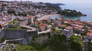 Kameralı insansız hava aracı Karadağ 'ın eski Avrupa tatil beldesi Ulcinj üzerinde yavaşça uçuyor ve Adriyatik Denizi' ne doğru ilerliyor. Gezegenin inanılmaz yerlerinin video turu