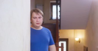 Genç adam aniden iyi bir fikir geldiğinde üzgün bir şekilde aşağı bakar, işaret parmağı havada jestle gösterir. Adam kaçar ve cihaz ve kullanıcı el kitabıyla mutlu döner