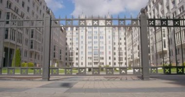 Sırt çantalı Dachshundlar hızla caddede koşuyorlar. Köpekler derse geç kalıyor. Evcil hayvanlar iş için acele ediyorlar. Seçkin yerleşim yeri ya da özel bölgedeki çitlerin arkasındaki devlet kurumu