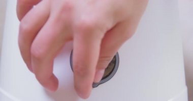 Koruyucu filmi yeni otomatik evcil hayvan besleme makinesinin kamerasından kaldırır, yakın plan, ön görüş. Evcil hayvanları planlandığı gibi beslemek ve gözetleme sistemiyle zamanlayıcı