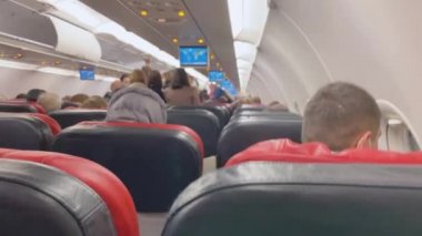 Aptal insanlar kuralları çiğniyor ve indikten sonra kabinin koridoruna doluşuyorlar. Yine de kemerlerinizi çözüp uçak tamamen durana kadar kalkamazsınız. Modern uçak ekipmanları