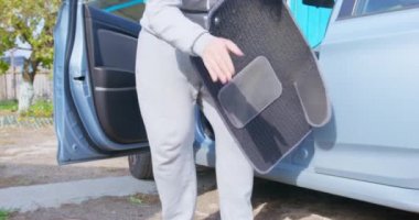 Temizlik sırasında bir araba halısını yere seriyor ve alerjisi olduğu için hapşırmaya başlıyor. Aracınızın profesyonel olmayan temizliği ve temizliği