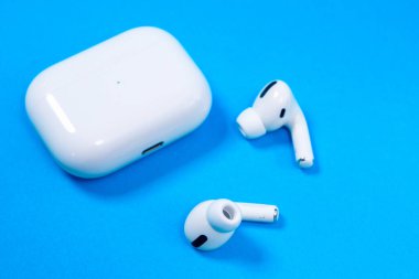 Rostov, Rusya - 06 Temmuz 2020: Apple AirPods Pro kablosuz kulaklıklar aktif gürültü önleyici ses, mavi arkaplan, kopyalama alanı