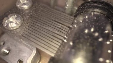 Paslanmaz çelik mekanizma, içeriden yavaşça çalışan metal silindirli, tozla kaplı, kapalı, ses ve melodi üreten..