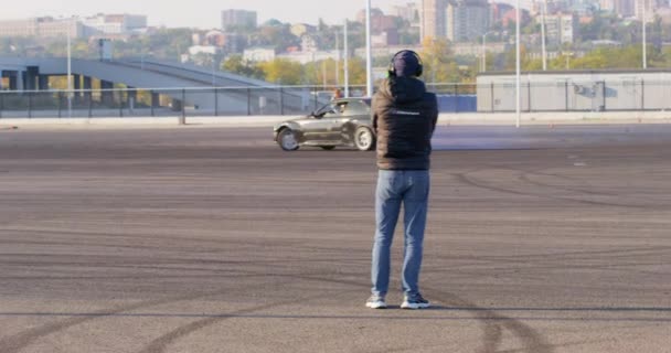 Rostov, RUSIA - 13 de noviembre de 2021: Instructor relojes corredor a la deriva en coche deportivo en la pista — Vídeo de stock