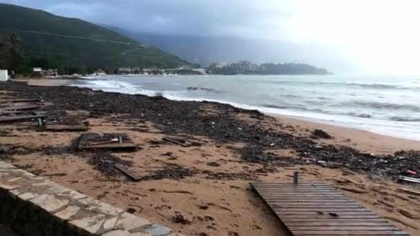 Выброшенный мусор и водоросли на пляже бурного Адриатического моря — стоковое видео