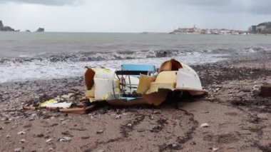 Adriyatik Denizi 'nde fırtınadan sonra kumlu sahilde harap olmuş tekne