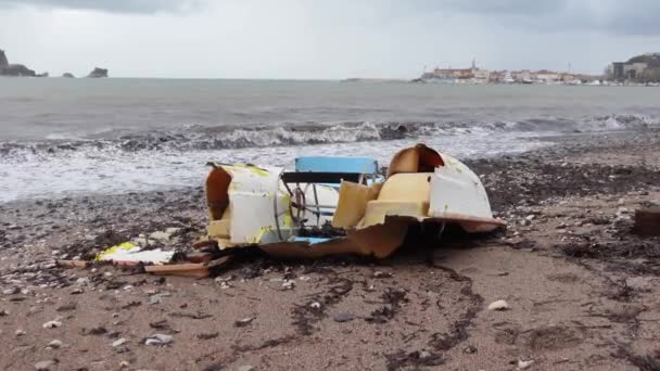 Barco naufragado en la playa de arena después de la tormenta en el mar Adriático — Vídeo de stock