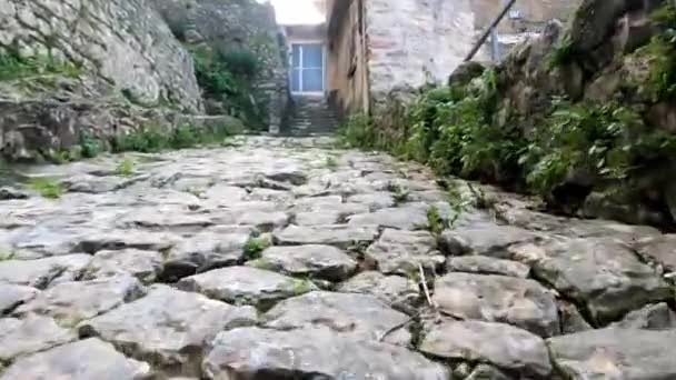 Długa brukowa droga biegnie w starożytnej twierdzy starego miasta — Wideo stockowe