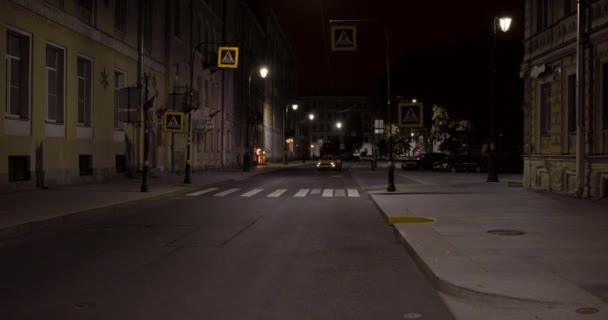 06 settembre 2021, San Pietroburgo, Russia: La persona impara a guidare e gira goffamente la ruota. Gli ubriachi stanno guidando in decappottabile, sterzando lungo la strada attraverso la città di notte, creando una situazione pericolosa — Video Stock