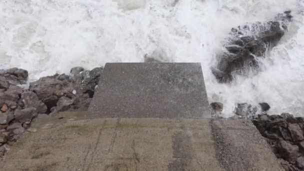 Τα αφρώδη κύματα σπάνε βράχους στην παραλία της θυελλώδους Αδριατικής θάλασσας — Αρχείο Βίντεο