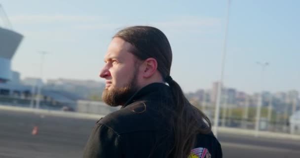 Rostov,ロシア- 2021年11月13日:カメラは太い髭と長い髪を持つクールな男の周りに移動します。. — ストック動画