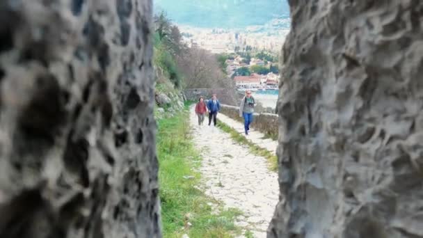 Vista dall'antica fortezza sui turisti a piedi per esplorare le rovine — Video Stock