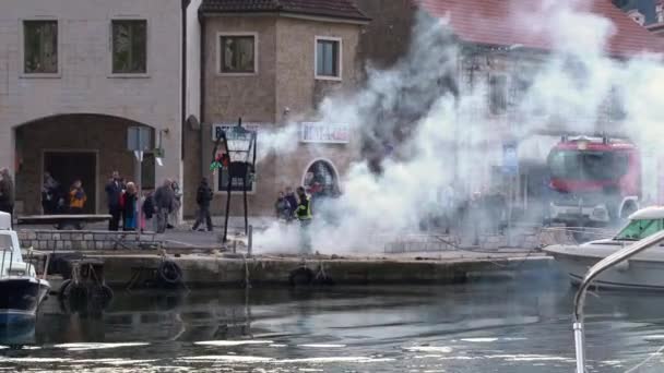 Feuerwehr löscht Brand mit Rauch im Hafen der Altstadt — Stockvideo