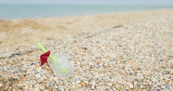 Röplabda ugrik közel üres üveg szívószállal a strandon — Stock videók