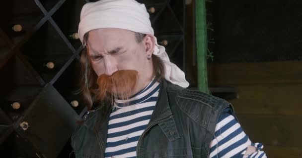Запутавшийся пират стоит с ромом в кружке на складе на корабле — стоковое видео