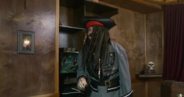 Szalony kapitan piracki upada trzymając szablę w kabinie statku — Wideo stockowe