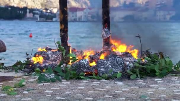 Kasabadaki deniz koyuna karşı bahar festivalinde şenlik ateşi yanıyor — Stok video