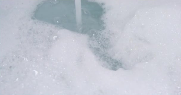 Despeje água na banheira com espessa camada de bolhas — Vídeo de Stock