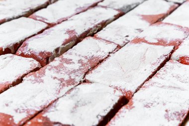 Beyaz boya kalıntıları ve doğal kusurlarla dolu pis tuğla duvar, üst taraf manzaralı. Arkaplan ve posterler, duvar kağıtları ve diğer tasarım fikirleri için kullanılabilir. Onarım için hazırlık.
