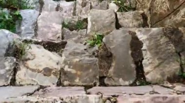 Eski kasabadaki harabelerin arasında taş merdiven.