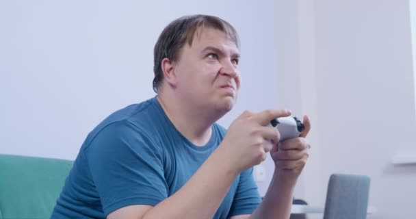 Uomo arrabbiato perde giocando videogame con controller wireless — Video Stock