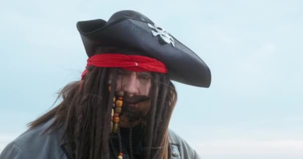 Crazy piraat kapitein wrijft palmen om te vechten op het strand in de buurt van de zee — Stockvideo