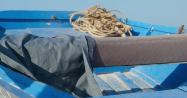 Korsan, tahta fıçıyı tekneye koyar ve eski paçavralarla kaplar.