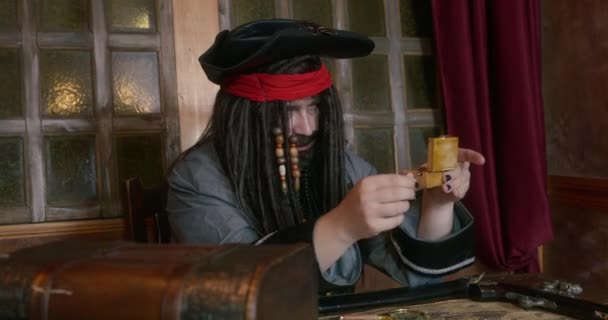 Pirate Captain torce il carillon a tavola in cabina — Video Stock