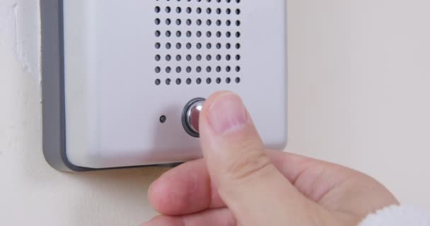 Mujer Que Usa Albornoz Rizo Presiona Botón Llamada Intercomunicador Blanco — Vídeos de Stock