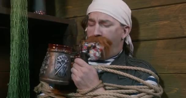 Bundet Pirat Med Gag Munden Hvid Bandana Ønsker Drikke Rom – Stock-video