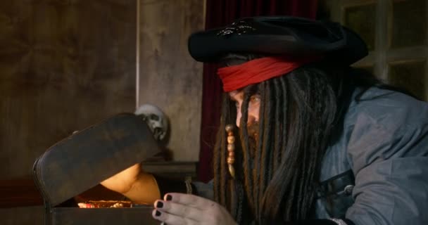 Capitão Pirata Com Cabelos Longos Chapéu Cocked Abre Baú Tesouro — Vídeo de Stock