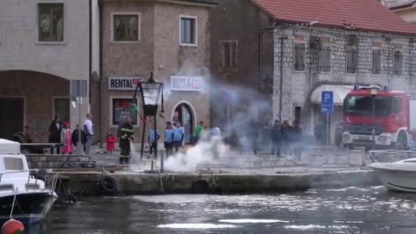 Kotor, Montenegro - 20 januari 2022: Brandende beeltenis tijdens jaarlijks lentefestival in Kotor. Viering einde winter en begin lente op dijk onder toezicht van brandweerlieden. — Stockvideo